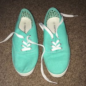 Cute turquoise knock of Toms :)